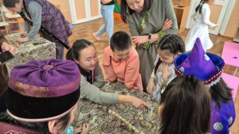 Турнир по бурятской народной игре "Шагай Наадан", вид игры "Мори урилдаан"