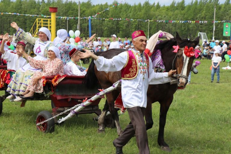 Народы России: Татары — одна из самых больших этнических групп России.